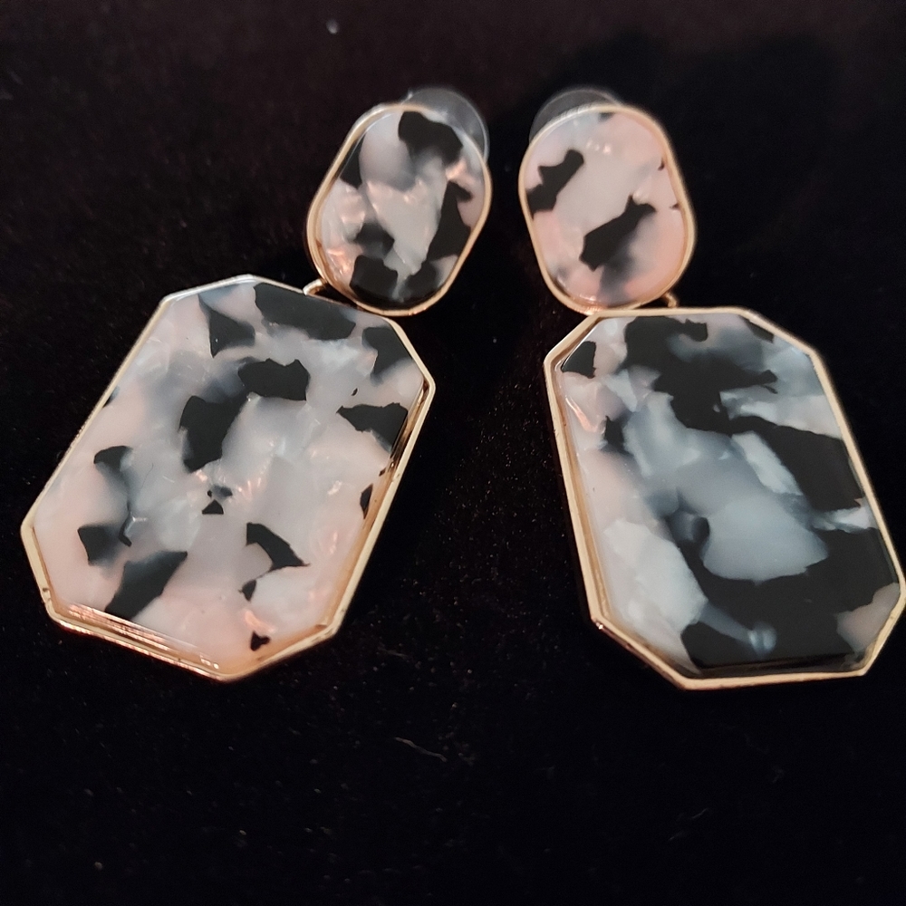BLACK & WHITE DANGLING ONYX STYLE EARRINGS
